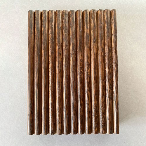 Muestra de color Walnut para muebles de baño.