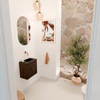 JOYA 40cm toiletmeubel kleur Walnut. Wastafel FAYE positie Rechts Zonder kraangat kleur Urban.